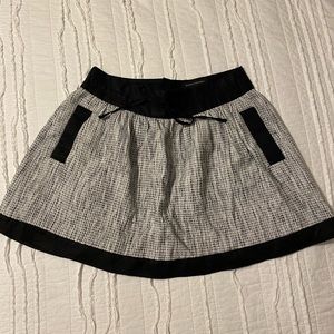 Banana Republic size 6 black and white skirt with silver specs throughout.